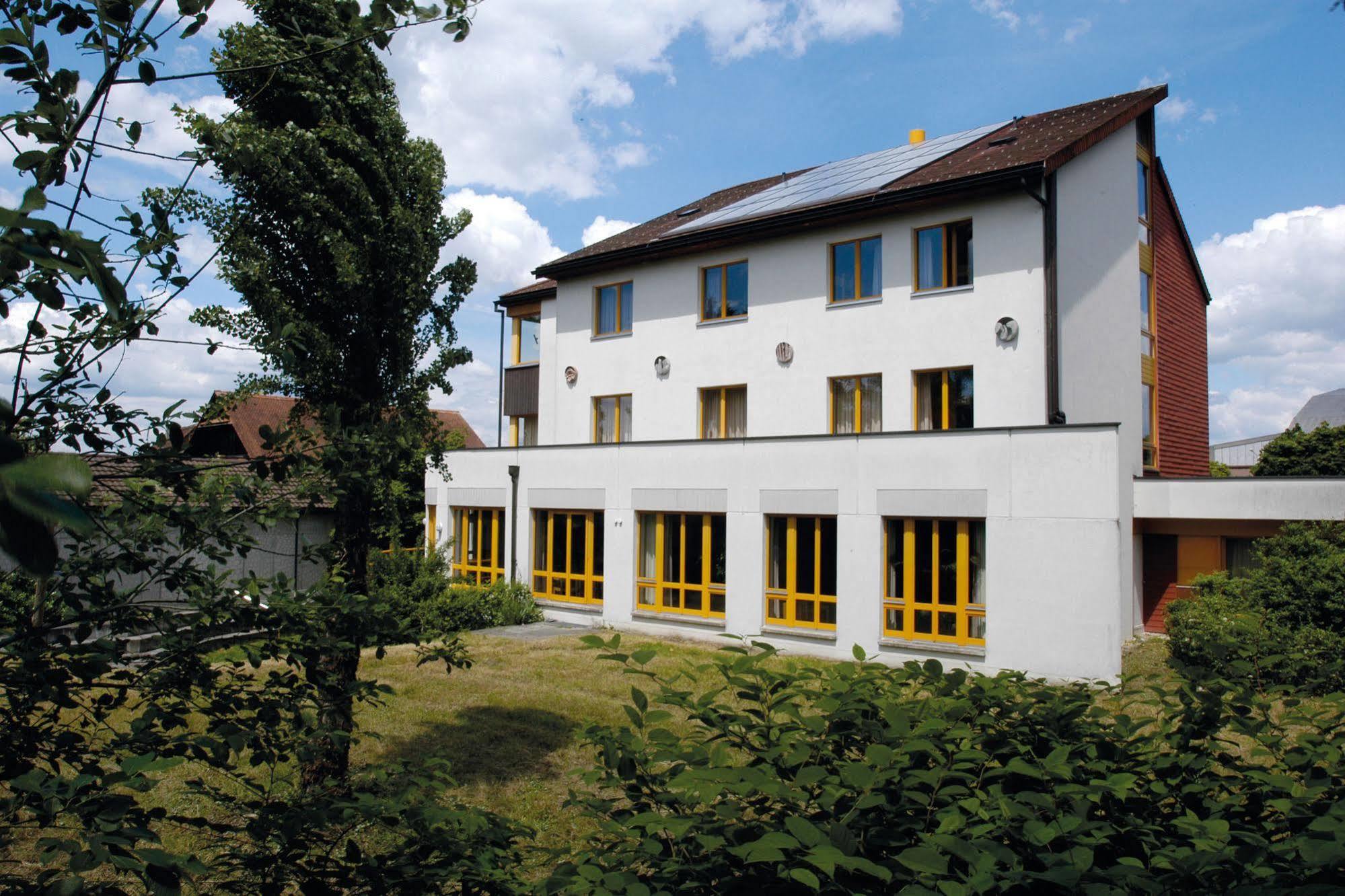 Youth Hostel *
